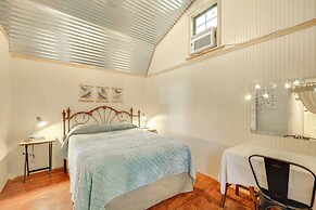 Cozy Couple's Cabin Retreat in Concan!