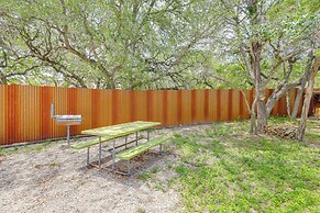 Cozy Couple's Cabin Retreat in Concan!