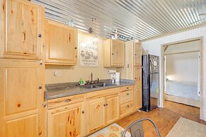 Cozy Couple's Cabin Retreat in Concan!