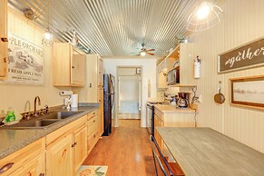 Cozy Couple's Cabin Retreat in Concan!