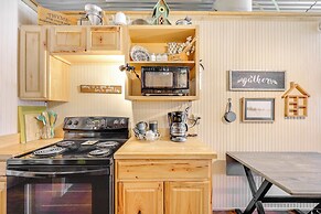 Cozy Couple's Cabin Retreat in Concan!