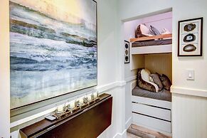 Modern Condo + Golf Course View, Near Hiking!