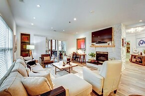 Modern Condo + Golf Course View, Near Hiking!