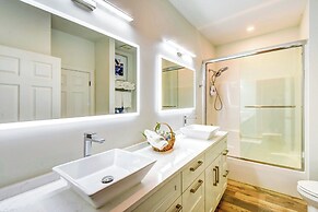 Modern Condo + Golf Course View, Near Hiking!