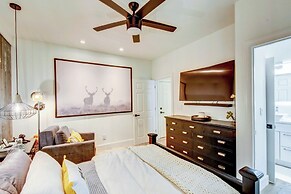 Modern Condo + Golf Course View, Near Hiking!