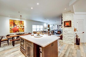 Modern Condo + Golf Course View, Near Hiking!