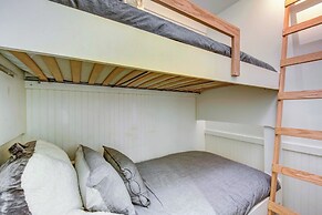 Modern Condo + Golf Course View, Near Hiking!