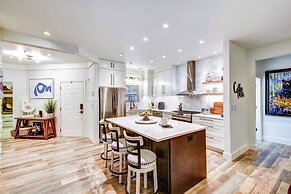 Modern Condo + Golf Course View, Near Hiking!