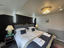 Ambleside Rooms & Suites