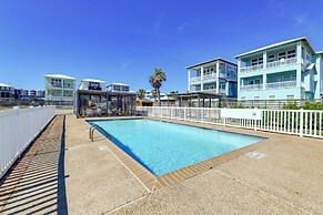 Steps to Beach & Boardwalk: Condo in Port Aransas!