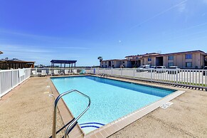 Steps to Beach & Boardwalk: Condo in Port Aransas!