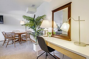 Near Medical Corridor: 'whimsy Wisconsin' Duplex