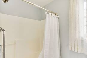 1 Mi to Downtown & Palladium: Worcester Getaway!