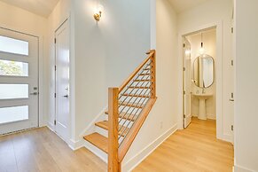 2 Mi to Bank of America Stadium: Townhome w/ Patio