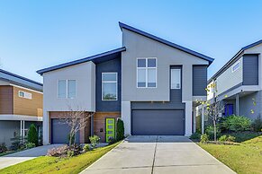 2 Mi to Bank of America Stadium: Townhome w/ Patio