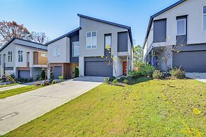 2 Mi to Bank of America Stadium: Townhome w/ Patio