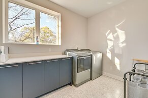 2 Mi to Bank of America Stadium: Townhome w/ Patio