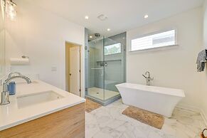 2 Mi to Bank of America Stadium: Townhome w/ Patio