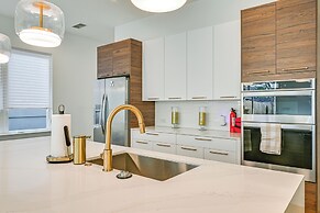 2 Mi to Bank of America Stadium: Townhome w/ Patio