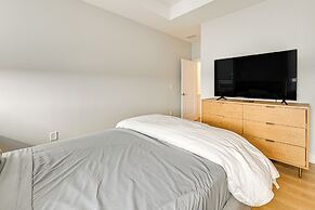 2 Mi to Bank of America Stadium: Townhome w/ Patio