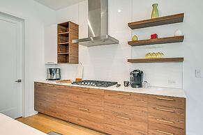 2 Mi to Bank of America Stadium: Townhome w/ Patio