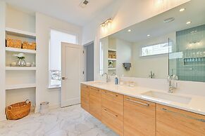 2 Mi to Bank of America Stadium: Townhome w/ Patio