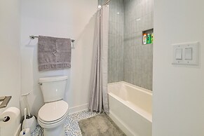 2 Mi to Bank of America Stadium: Townhome w/ Patio