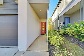 2 Mi to Bank of America Stadium: Townhome w/ Patio