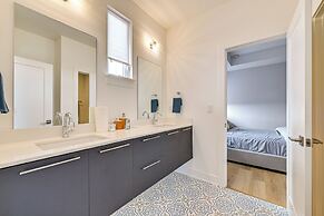 2 Mi to Bank of America Stadium: Townhome w/ Patio