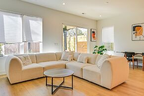 2 Mi to Bank of America Stadium: Townhome w/ Patio