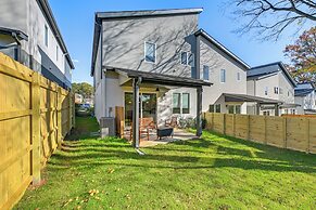 2 Mi to Bank of America Stadium: Townhome w/ Patio