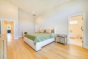 2 Mi to Bank of America Stadium: Townhome w/ Patio