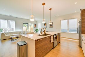 2 Mi to Bank of America Stadium: Townhome w/ Patio