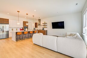 2 Mi to Bank of America Stadium: Townhome w/ Patio