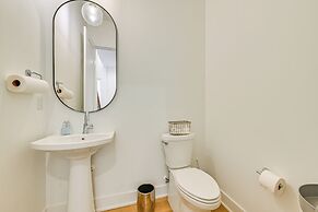 2 Mi to Bank of America Stadium: Townhome w/ Patio