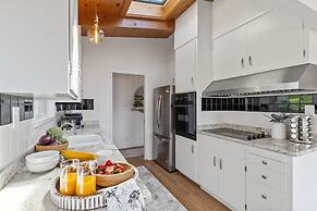 Serene Oceanview Escape With Expansive Deck 3 Bedroom Home