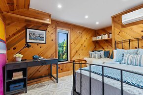 Serene Oceanview Escape With Expansive Deck 3 Bedroom Home