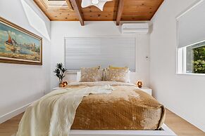 Serene Oceanview Escape With Expansive Deck 3 Bedroom Home