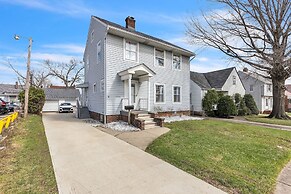 Cozy Getaway With Hot Tub, Patio & Fenced Yard 3 Bedroom Home