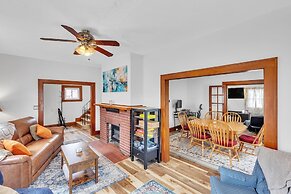 Cozy Getaway With Hot Tub, Patio & Fenced Yard 3 Bedroom Home