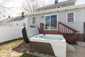 Cozy Getaway With Hot Tub, Patio & Fenced Yard 3 Bedroom Home