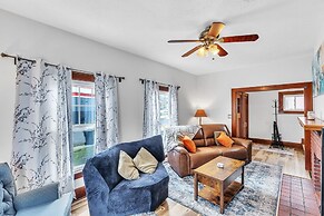 Cozy Getaway With Hot Tub, Patio & Fenced Yard 3 Bedroom Home