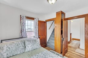 Cozy Getaway With Hot Tub, Patio & Fenced Yard 3 Bedroom Home