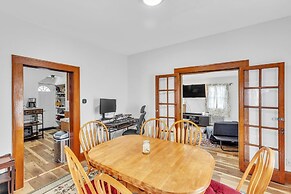 Cozy Getaway With Hot Tub, Patio & Fenced Yard 3 Bedroom Home