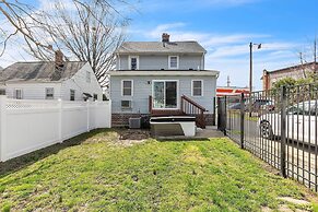 Cozy Getaway With Hot Tub, Patio & Fenced Yard 3 Bedroom Home