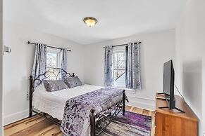 Cozy Getaway With Hot Tub, Patio & Fenced Yard 3 Bedroom Home