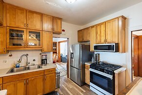 Cozy Getaway With Hot Tub, Patio & Fenced Yard 3 Bedroom Home