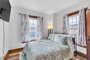 Cozy Getaway With Hot Tub, Patio & Fenced Yard 3 Bedroom Home