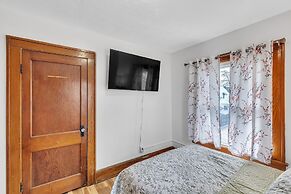 Cozy Getaway With Hot Tub, Patio & Fenced Yard 3 Bedroom Home