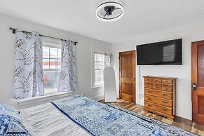 Cozy Getaway With Hot Tub, Patio & Fenced Yard 3 Bedroom Home